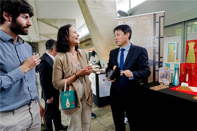 推动中国白酒文化走向世界，沱牌非遗酿造技艺、舍得文化走进联合国教科文组织总部